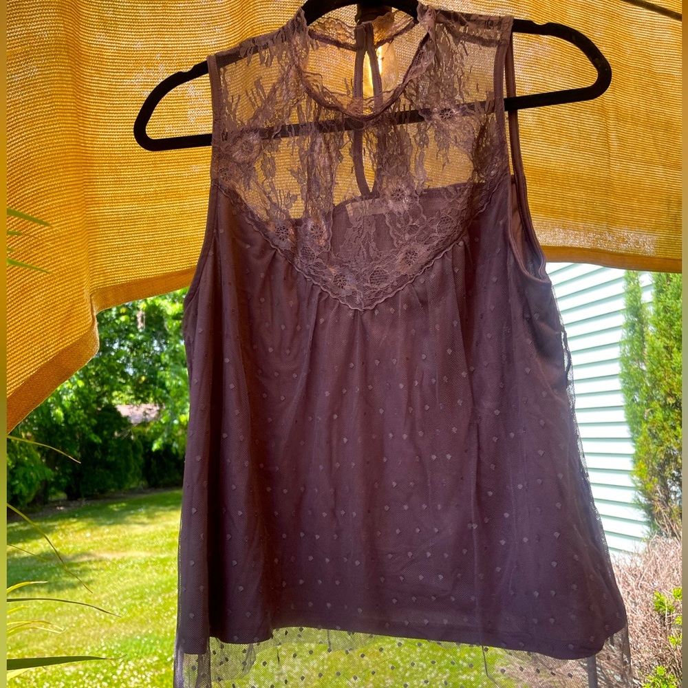 Women’s sleeveless blouse!